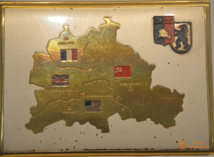 Porte-cigarette représentant la carte de Berlin et les quatre secteurs (français, soviétique, américain, anglais) Porte-cigarette représentant la carte de Berlin et les quatre secteurs (français, soviétique, américain, anglais)